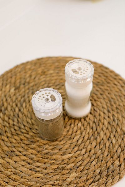 ZURİ DESİGN Glass Salt and Pepper Shakers Set - Stylish and Practical Design