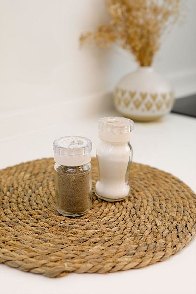ZURİ DESİGN Glass Salt and Pepper Shakers Set - Stylish and Practical Design