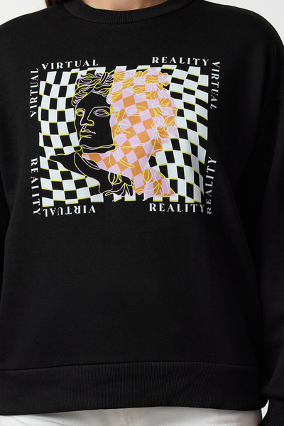 Kolekcia Trendyol Tenká čierna pletená mikina s potlačou – bežný strih TWOAW22sw0180