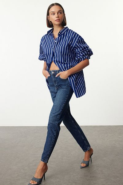 Trendyol Collection Blaue Mom-Jeans mit hoher Taille - Comfort TWOAW25je00172