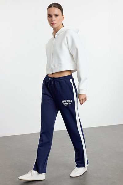Trendyol Collection Námořnická modrá Color Block Slogan Tištěný Straight Fit Pletené tepláky Kalhoty TWOAW25EA00039