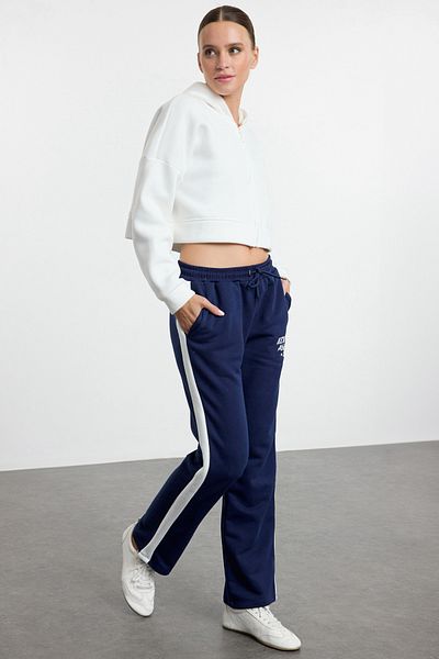 Trendyol Collection Námořnická modrá Color Block Slogan Tištěný Straight Fit Pletené tepláky Kalhoty TWOAW25EA00039