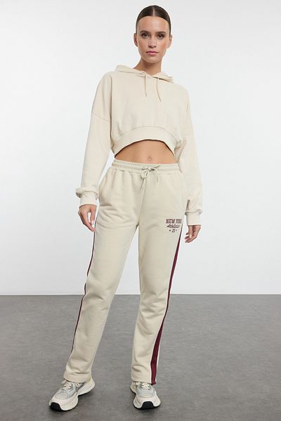 Trendyol Collection Strick-Jogginghose mit Slogan und Farbblockdesign in Stein - Straight Fit Twoaw25ea00039