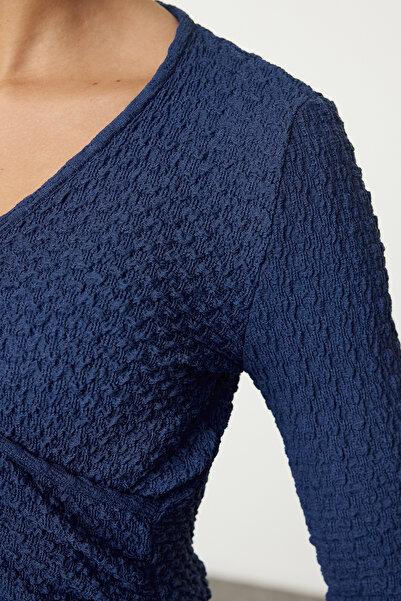 Kolekcia Trendyol Tmavá indigová prémiová textúrovaná tkanina – pletená blúzka s dvojitou chlopňou Twoaw24Bz00088