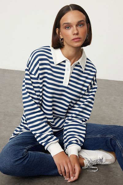Trendyol Collection Blau gestreiftes Oversize-Sweatshirt mit Polokragen - Dickes Fleece innen TWOAW24SW00344