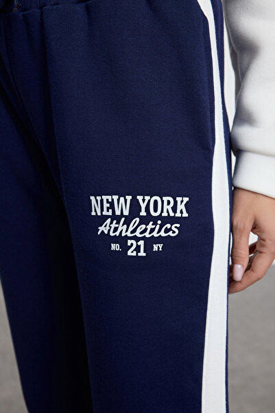 Trendyol Collection Námořnická modrá Color Block Slogan Tištěný Straight Fit Pletené tepláky Kalhoty TWOAW25EA00039