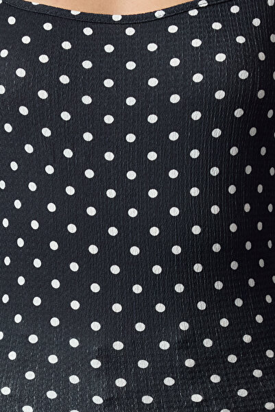 Trendyol Collection Szögletes gallérral texturált sötétkék pöttyös blúz - Twoaw22Bz0254