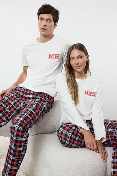 Trendyol Collection Ecrufarbenes, doppelt bedrucktes Pyjama-Set aus 100 % Baumwolle – TMNAW25PT00048