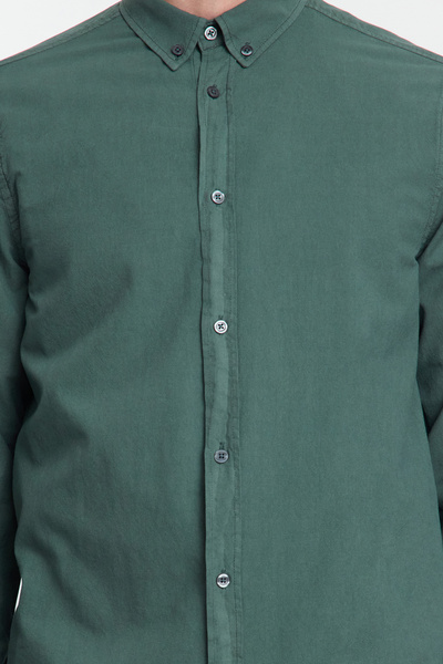 Kolekcia Trendyol Tmavá khaki unisex košeľa Regular Fit zo 100% bavlny s ľanovým efektom TMNSS23GO00099