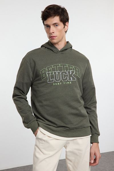 Trendyol Collection Khaki Regular/Normal Cut Text Vyšívaná mikina s kapucí Tmnaw25Sw00154