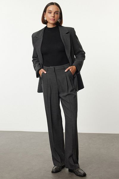 Trendyol Collection Spodnie z czarnej, prostej plisowanej tkaniny z limitowanej edycji TWOAW23PL00401