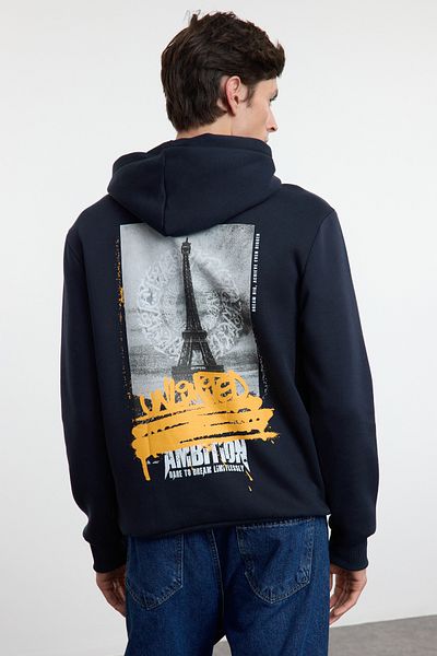 Trendyol Collection Sötétkék hátsó nyomott kapucnis pulóver - normál szabású TMNAW25SW00110