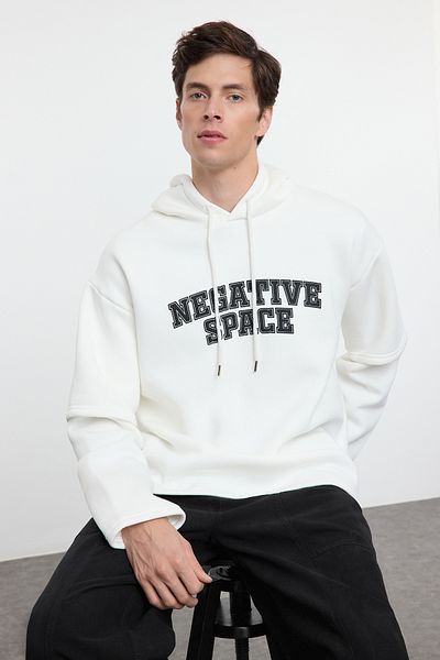 Trendyol Collection Ecru Oversize mikina s kapucí - Text s dvojitým rukávem Tmnaw25Sw00174
