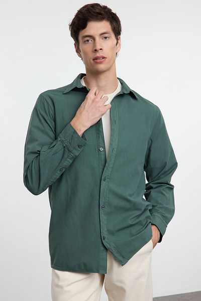 Trendyol Collection Unisex-Hemd in dunklem Khaki mit normaler Passform – 100 % Baumwolle, Leinen-Look TMNSS23GO00099