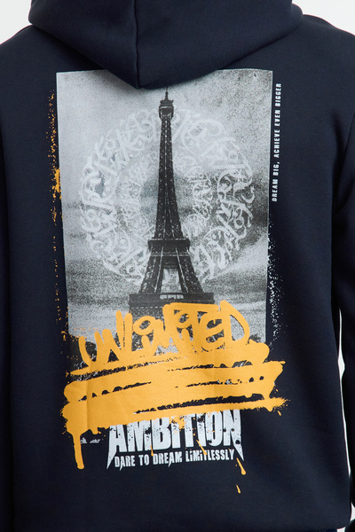 Trendyol Collection Sötétkék hátsó nyomott kapucnis pulóver - normál szabású TMNAW25SW00110