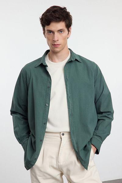 Trendyol Collection Unisex-Hemd in dunklem Khaki mit normaler Passform – 100 % Baumwolle, Leinen-Look TMNSS23GO00099