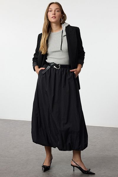 Trendyol Modest Schwarzer gewebter Rock aus Fallschirmstoff mit Ballon-Passform TCTAW25EE00004