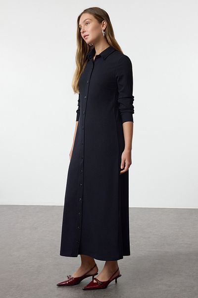 Trendyol Modest Marineblaues, geknöpftes Strickkleid mit Hemdkragen TCTAW25EB00101