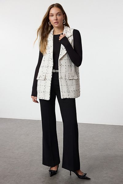 Trendyol Modest Ecru Gewebte Weste aus Tweed mit Taschendetail TCTAW25YL00007