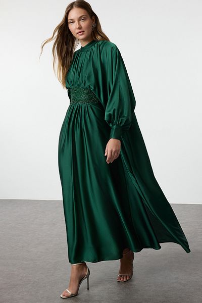 Trendyol Modest Dunkelgrünes Abendkleid aus Satin mit Steindetail - TCTAW25DB00011