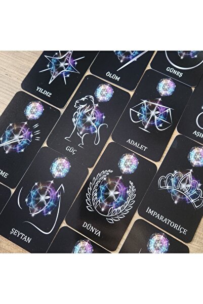 fırsatlar diyarı İllüstrasyon Tasarım Siyah Tarot Destesi