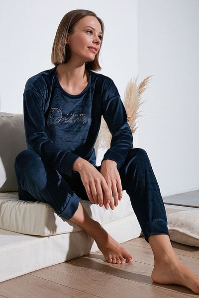 Lela Crew Neck Soft Velvet Pajama Set - Standard Fit Pajama Set 6094202