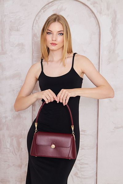 Herita Kirschrote Damen-Umhängetasche mit Schlossdetail