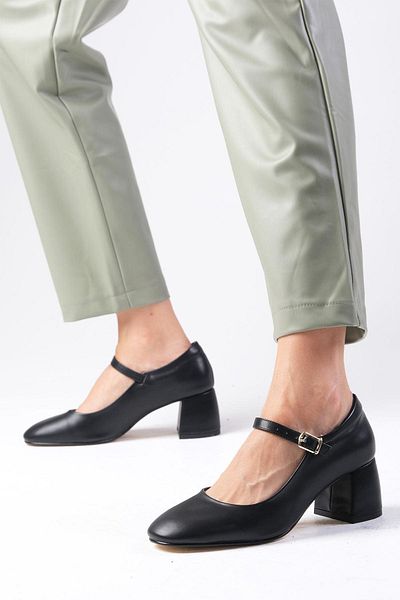 Mio Gusto Mallory Round Toe Black Women's Block Heels
