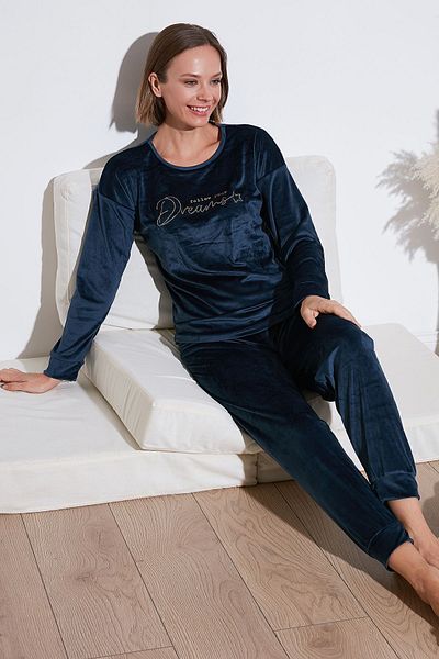 Lela Crew Neck Soft Velvet Pajama Set - Standard Fit Pajama Set 6094202