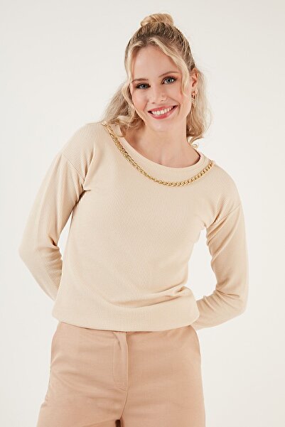 Lela Ελαστική μπλούζα με λαιμόκοψη με κανονική εφαρμογή με λεπτομέρεια αλυσίδας BLUZ 5865347