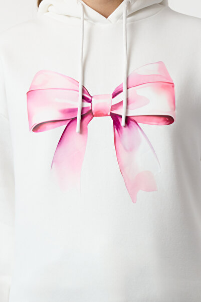 Kolekcia Trendyol Ecru Fleece Oversize mikina s kapucňou - Mašľa s potlačou Twoaw25sw00179