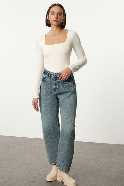 Trendyol Collection Ecrufarbene, dünne Bluse aus Baumwolle mit quadratischem Kragen - Regular Fit Twoaw24bz00016