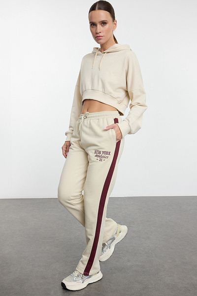 Trendyol Collection Strick-Jogginghose mit Slogan und Farbblockdesign in Stein - Straight Fit Twoaw25ea00039