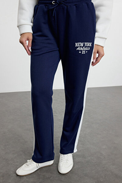 Trendyol Collection Námořnická modrá Color Block Slogan Tištěný Straight Fit Pletené tepláky Kalhoty TWOAW25EA00039