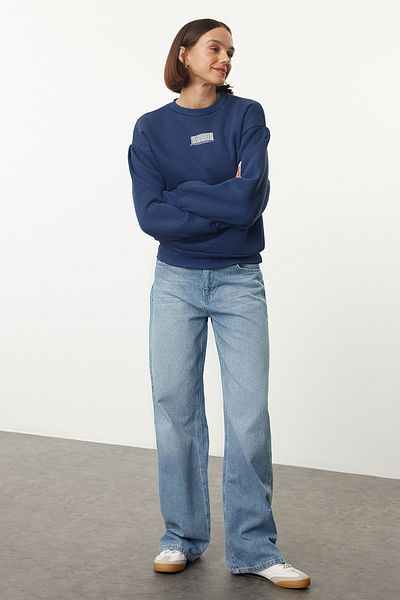 Trendyol Collection Fleece-Sweatshirt mit Ballonärmeln in Indigoblau – Minimaler Druck, dicke Innenseite TWOAW22sw1864
