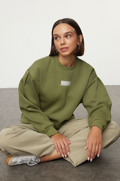Trendyol Collection Khakifarbenes Strick-Sweatshirt mit Ballonärmeln – dicke Innenseite, Fleece, minimaler Aufdruck TWOAW22sw1864