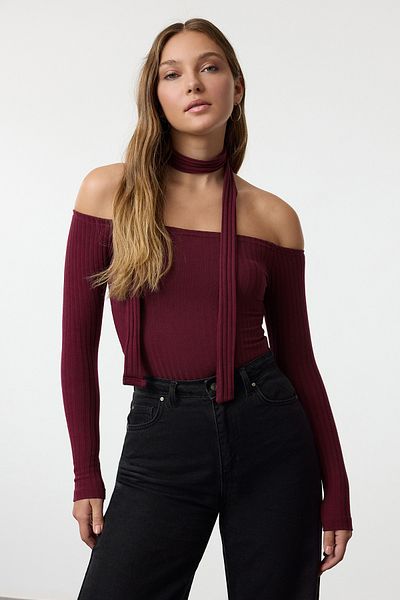 Trendyol Collection Dehnbare, kordelbesetzte, burgunderfarbene Strick-Kurzbluse – Carmen-Kragen und Schaldetail Twoaw24Bz00354
