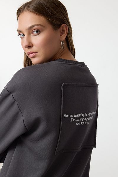Trendyol Collection Antracitová pletená mikina – silný fleece, přední a zadní potisk, Regular Fit Twoaw25sw00273
