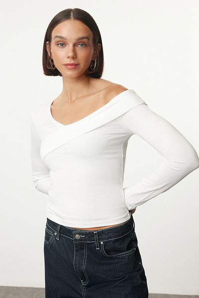 Trendyol Collection Ecrufarbene kurze Bluse aus Baumwolle mit Volant-Detail, tailliert Twoaw24Bz00161