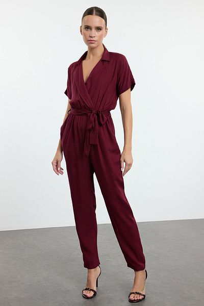 Trendyol Collection Burgunderroter, langer, fließender Jumpsuit aus Webstoff mit Gürtel TWOSS19LJ0158