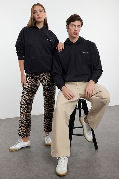 Trendyol Collection Unisex antracitová oversize mikina s kapucí – raglánový rukáv, Slogan Tmnaw25Sw00156