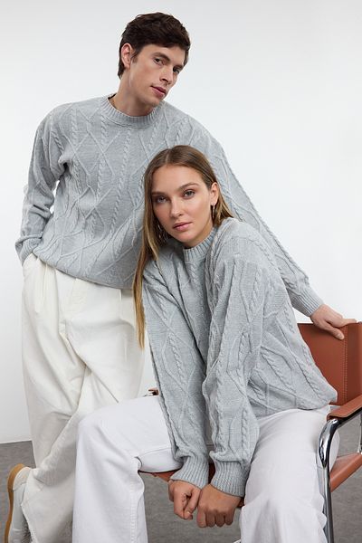 Trendyol Collection Übergroßer grauer Strickpullover – Rundhalsausschnitt, Haarstrickdetail TMNAW24KZ00003