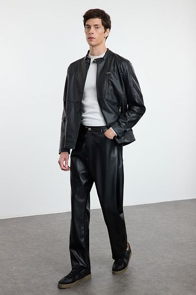 Trendyol Collection Schwarze Bikerjacke aus Kunstleder - Regular Fit TMNAW25MO00003