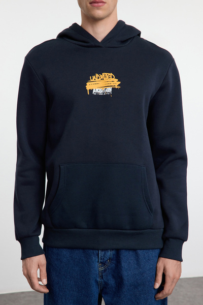 Trendyol Collection Sötétkék hátsó nyomott kapucnis pulóver - normál szabású TMNAW25SW00110