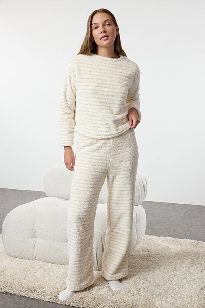 Trendyol Collection Zimní pletená pyžamová souprava Wellsoft - Ecru pruhovaná a lurexová příze Detail Thmaw25Pt00070