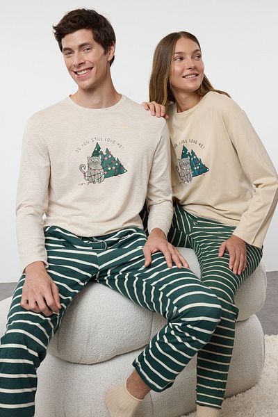 Trendyol Collection Set de pijamale tricotate cu tematică de Anul Nou, 100% bumbac, bej, pentru cuplu/cuplu THMAW25PT00164