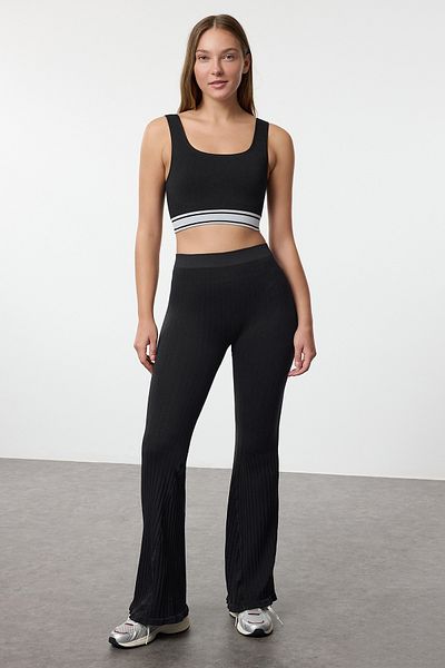 Trendyol Collection Schwarze nahtlose Yoga-Leggings mit spanischem Bein – THMAW25TY00018