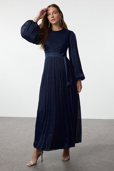 Trendyol Modest Marineblaues, gefüttertes, mit Schärpe verziertes, glitzerndes Chiffon-Abendkleid TCTAW25DB00012