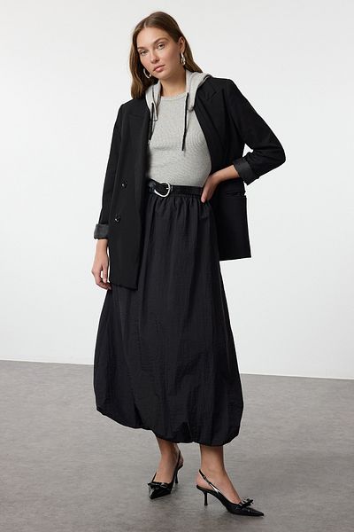 Trendyol Modest Schwarzer gewebter Rock aus Fallschirmstoff mit Ballon-Passform TCTAW25EE00004
