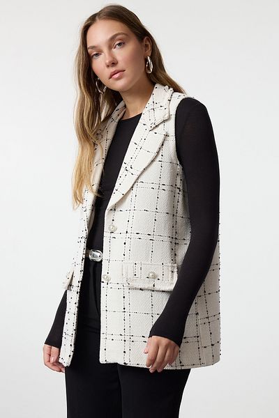 Trendyol Modest Ecru Gewebte Weste aus Tweed mit Taschendetail TCTAW25YL00007